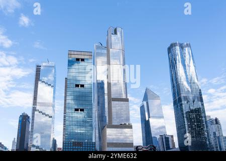 Vue sur les bâtiments modernes de Midtown Manhattan vu de la rivière, New York City, États-Unis. Banque D'Images