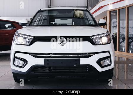 Voiture blanche avec phares allumés Banque D'Images