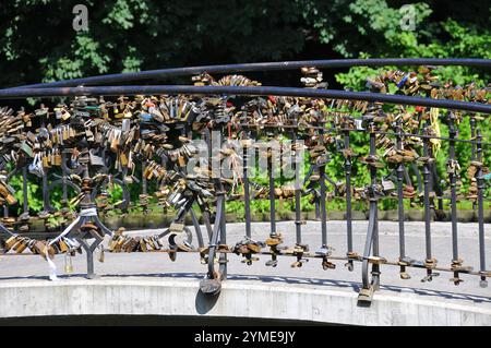 Pont dans le parc, Riga, Lettonie, Europe Banque D'Images