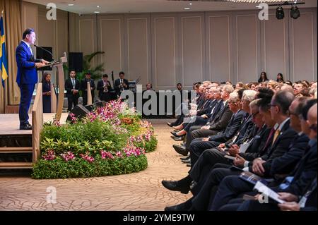 Visite d'État du roi de Suède à Singapour L'Ambassadeur de Singapour en Suède, Andrew Kwan l, prononce un discours d'ouverture au Forum des affaires Singapour-Suède à Singapour le 20 novembre 2024. Le roi des Suédois Carl XVI Gustaf est à Singapour pour une visite d Etat de 3 jours à l invitation du président de Singapour Tharman. Avec environ 100 délégués d'affaires dans son entourage, il a assisté à un forum d'affaires Singapour-Suède où il assistera à un échange de mémorandums d'accord qui incluent la coopération dans les domaines de l'aviation, de la technologie de défense, de l'énergie, des transports et de l'innovation dans les soins de santé. SINGAPOUR Singapour COP Banque D'Images