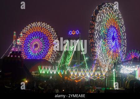 Pushkar, Inde. 16 novembre 2024. Les grandes roues illuminées sont photographiées lors de la foire annuelle des chameaux à Pushkar, en Inde, le 16 novembre 2024. Photo de Himanshu Sharma/ABACAPRESS. COM Credit : Abaca Press/Alamy Live News Banque D'Images