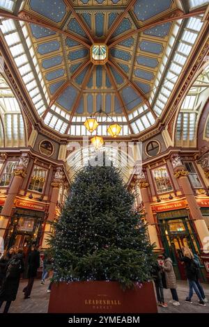 Londres, Royaume-Uni. 21 novembre 2024. Le sapin de Noël illuminé du Leadenhall Market apporte une couleur festive et accrocheuse à la City de Londres. Credit : Stephen Chung / Alamy Live News Banque D'Images