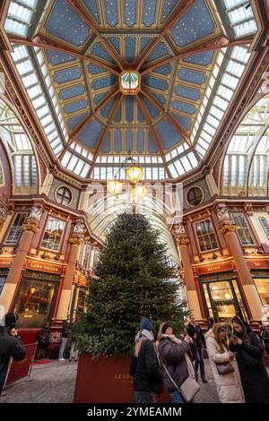 Londres, Royaume-Uni. 21 novembre 2024. Le sapin de Noël illuminé du Leadenhall Market apporte une couleur festive et accrocheuse à la City de Londres. Credit : Stephen Chung / Alamy Live News Banque D'Images