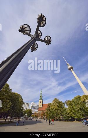 Lanterne et tour de télévision de Berlin contre le ciel bleu avec cirrostratus et cumulus nuages, Berlin, capitale, ville indépendante, état fédéral Berlin, Allemagne, E Banque D'Images