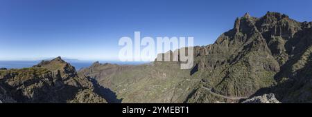 Le village de montagne de Masca entouré de formations rocheuses volcaniques et la gorge de Masca, Barranco de Masca, montagnes Teno, Tenerife, îles Canaries Banque D'Images