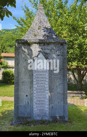 Pierre commémorative, inscription, noms, commémoration des fils tombés dans la guerre mondiale 1914, 1918, jardin de l'église Saint-Jean, église protestante, à th Banque D'Images