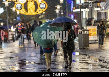 Temps pluvieux, passants avec parapluies, marché de Noël vide, Essen, Rhénanie du Nord-Westphalie, Allemagne, Europe Banque D'Images