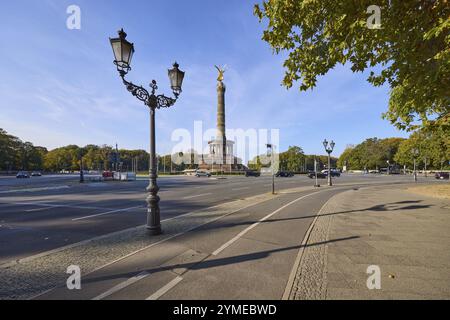 Lanterne historique et colonne de la victoire avec rond-point sur la Strasse des 17. Juni à Berlin, capitale, ville indépendante, état fédéral Berlin, Allemagne, Banque D'Images