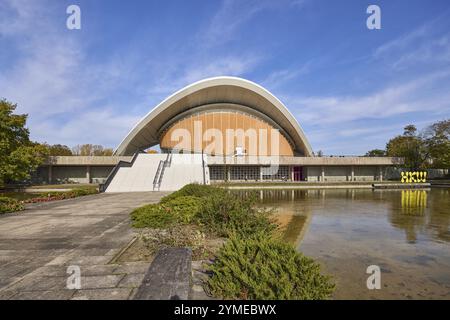 Maison des cultures du monde avec bassin d'eau, John-Foster-Dulles-Allee, Berlin, capitale, ville indépendante, état fédéral de Berlin, Allemagne, Europe Banque D'Images