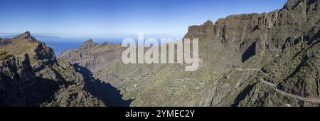 Le village de montagne de Masca entouré de formations rocheuses volcaniques et la gorge de Masca, Barranco de Masca, montagnes Teno, Tenerife, îles Canaries Banque D'Images