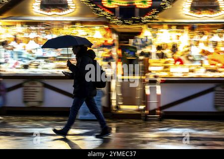 Temps pluvieux, passants avec parapluies, marché de Noël vide, Essen, Rhénanie du Nord-Westphalie, Allemagne, Europe Banque D'Images