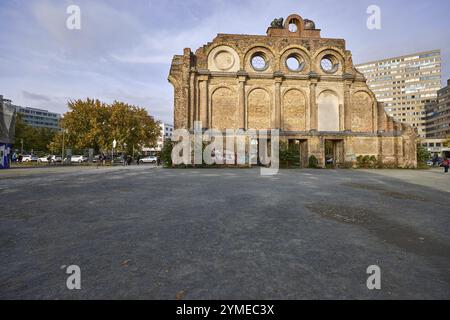 Ruines et vestiges de la façade de Anhalter Bahnhof, Askanischer Platz, Berlin, capitale, ville indépendante, état fédéral de Berlin, Allemagne, Euro Banque D'Images