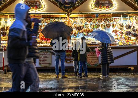 Temps pluvieux, passants avec parapluies, marché de Noël vide, Essen, Rhénanie du Nord-Westphalie, Allemagne, Europe Banque D'Images