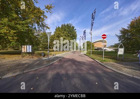 Route d'accès à la Maison des cultures du monde, John-Foster-Dulles-Allee, Berlin, capitale, ville indépendante, état fédéral de Berlin, Allemagne, Europe Banque D'Images