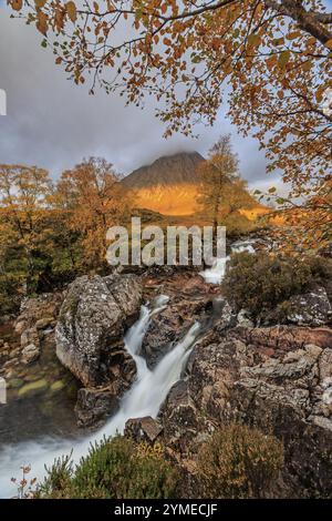 Cascade, rivière sauvage, ambiance nuageuse, lumière du matin, couleurs d'automne, automne, montagnes, Buachaille Etive Mor, Glencoe, Highlands écossais, Écosse, Gr Banque D'Images