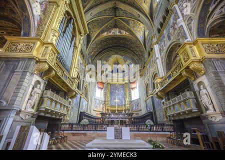 Vue de l'autel principal et de l'orgue dans la cathédrale de Santa Maria Assunta, Crémone, Province de Crémone, Italie, Europe Banque D'Images