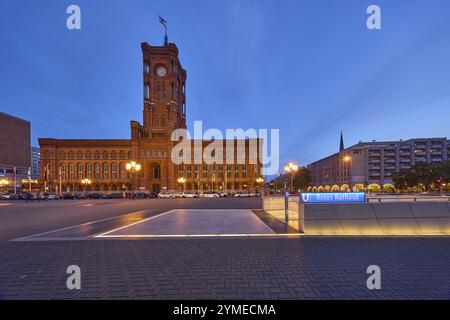 Hôtel de ville rouge avec station de métro et lanternes au crépuscule, Rathausstrasse, Berlin, capitale, ville indépendante, état fédéral Berlin, Allemagne, UE Banque D'Images