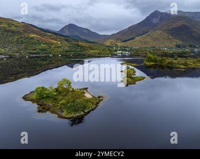 Fjord, côte, paysage de montagne, réflexion, île, automne, couleurs d'automne, vue aérienne, Ballachulish, Loch Leven, Écosse, Grande-Bretagne Banque D'Images