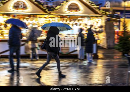 Temps pluvieux, passants avec parapluies, marché de Noël vide, Essen, Rhénanie du Nord-Westphalie, Allemagne, Europe Banque D'Images