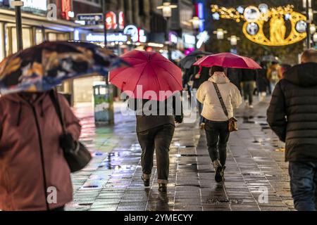 Temps pluvieux, passants avec parapluies, marché de Noël vide, Essen, Rhénanie du Nord-Westphalie, Allemagne, Europe Banque D'Images