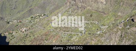 Le village de montagne de Masca entouré de formations rocheuses volcaniques et la gorge de Masca, Barranco de Masca, montagnes Teno, Tenerife, îles Canaries Banque D'Images