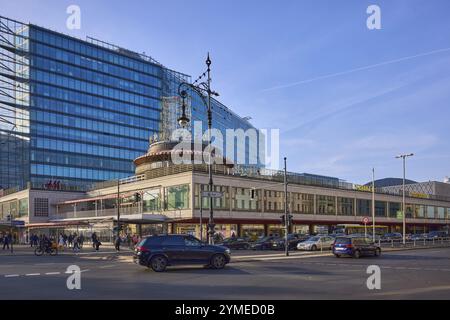 Centre commercial Kranzler Eck, lanterne historique et immeuble de bureaux à l'intersection de Kurfuerstendamm et Joachimsthaler Strasse à Berlin, Capita Banque D'Images