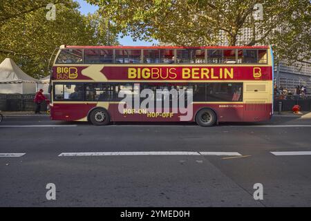 Bus hop-on hop-off de Big bus Berlin pour la visite de la ville à Kuhdamm à Berlin, capitale, ville indépendante, État fédéral de Berlin, Allemagne, Europ Banque D'Images