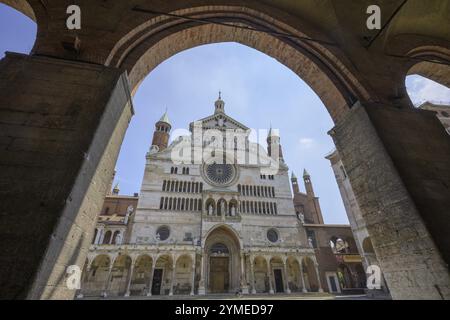 Vue de la cathédrale de Santa Maria Assunta depuis le café sous les arcades, Crémone, Province de Crémone, Italie, Europe Banque D'Images