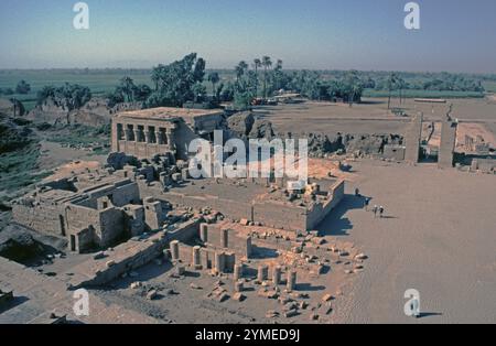 Complexe du temple depuis le toit, à droite de l'entrée le lieu de naissance romain, Temple Dendera, Dendera, Vallée du Nil, Egypte, septembre 1989, millésime Banque D'Images