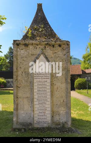 Pierre commémorative, inscription, noms, commémoration des fils tombés dans la guerre mondiale 1914, 1918, jardin de l'église Saint-Jean, église protestante, à th Banque D'Images