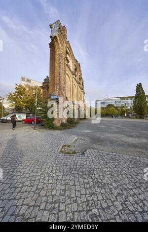 Ruines et vestiges de la façade de Anhalter Bahnhof, Askanischer Platz, Berlin, capitale, ville indépendante, état fédéral de Berlin, Allemagne, Euro Banque D'Images