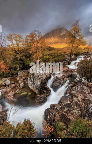 Cascade, rivière sauvage, ambiance nuageuse, lumière du matin, couleurs d'automne, automne, montagnes, Buachaille Etive Mor, Glencoe, Highlands écossais, Écosse, Gr Banque D'Images