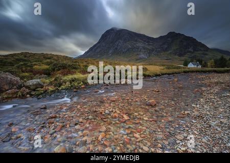 Rivière sauvage, humeur nuageuse, hutte, chalet, longue exposition, automne, montagnes, Lagangarbh Cottage, Buachaille Etive Mor, Glencoe, Scottish Highlands, Scotl Banque D'Images