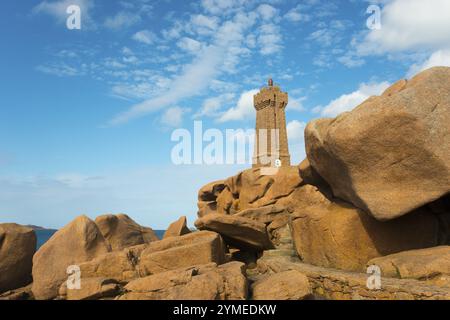 Phare intégré dans un paysage de rochers gigantesques, Phare de Men Ruz, Ploumanac'h, Ploumanach, pointe de Squewel, Perros-Guirec, granit rose co Banque D'Images