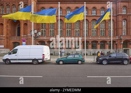 Drapeaux de l'Ukraine devant l'Hôtel de ville rouge, Rathausstrasse, Berlin, capitale, ville indépendante, état fédéral de Berlin, Allemagne, Europe Banque D'Images