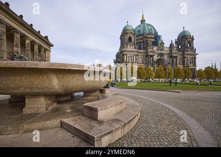 Bol en granit, Altes Museum im Lustgarten et cathédrale de Berlin, Berlin, capitale, ville indépendante, État fédéral de Berlin, Allemagne, Europe Banque D'Images