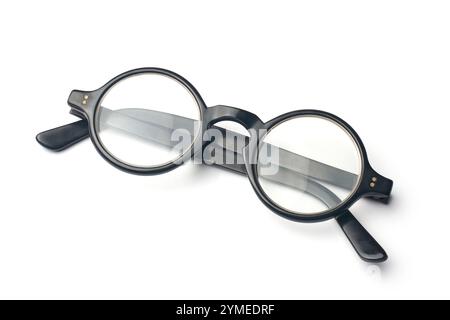 paire de lunettes noires fond blanc isolé, conception de lunettes à monture ronde classique avec lentille transparente Banque D'Images