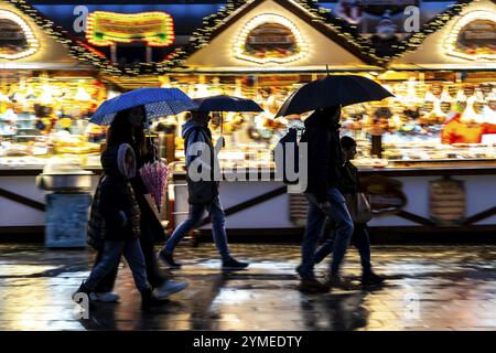 Temps pluvieux, passants avec parapluies, marché de Noël vide, Essen, Rhénanie du Nord-Westphalie, Allemagne, Europe Banque D'Images