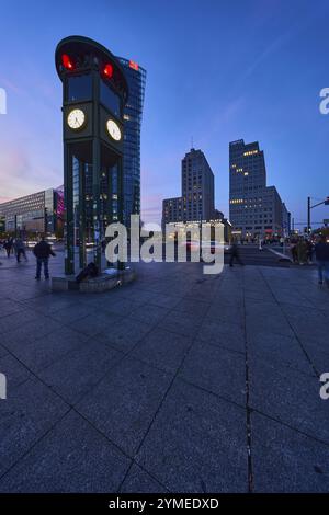 Réplique et mémorial aux premiers feux de circulation à l'heure bleue à Potsdamer Platz, crépuscule à Berlin, capitale, ville indépendante, état fédéral de Banque D'Images