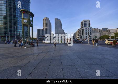 Monument et réplique d'un système de feux de circulation historique avec des immeubles de bureaux modernes sur Potsdamer Platz à Berlin, capitale, ville indépendante, FED Banque D'Images