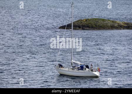 CRINAN, ARGYLL BUTE, ÉCOSSE, ROYAUME-UNI, MAI 30. Yacht quittant le port de Crinan à Argyll et Bute, en Écosse, le 30 mai 2024. Deux personnes non identifiées Banque D'Images