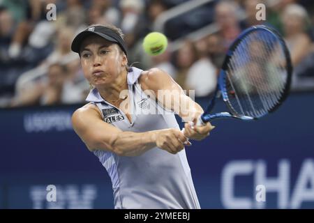 La joueuse de tennis Yulia Putintseva du Kazakhstan en action aux US Open 2024 Championships, Billie Jean King Tennis Center, Queens, New York, États-Unis, Nord Banque D'Images