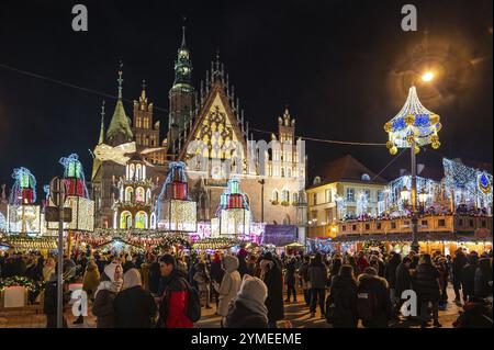 WROCLAW, POLOGNE - 24 NOVEMBRE 2023 : foire traditionnelle de Noël appelé Jarmark Bozonarodzeniowy sur la place du marché. Banque D'Images