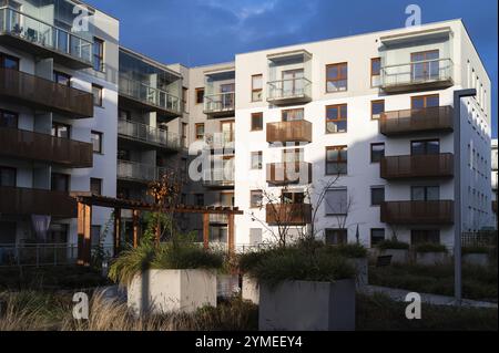 WROCLAW, POLOGNE - 19 NOVEMBRE 2023 : façade d'un immeuble avec balcons dans le soleil de l'après-midi Banque D'Images