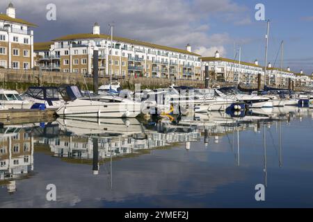 BRIGHTON, EAST SUSSEX, ROYAUME-UNI. MARS 2006. Vue de Brighton Marina à Brighton, East Sussex, le 6 mars 2024. Personnes non identifiées Banque D'Images