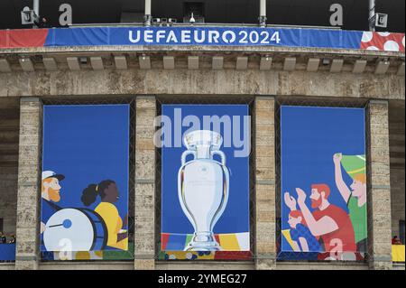 BERLIN, ALLEMAGNE - 6 JUILLET 2024 : match quart de finale de l'Euro 2024 Nederlands vs Turquie (Turkiye). Logo UEFA Eurp 2024 sur le mur du stade. Banque D'Images