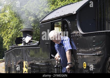 Boscarne, Cornwall, Royaume-Uni, 13 juin. Train à vapeur à Bodmin, Cornwall, le 13 juin 2023. Un homme non identifié Banque D'Images