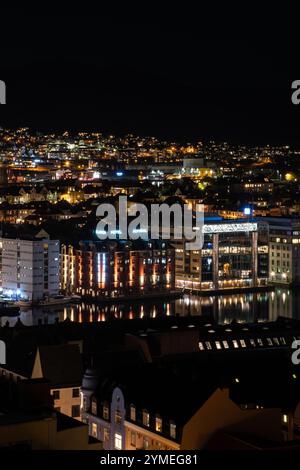 Paysages de la ville de Bergen de nuit, Norvège. Toutes saisons. Banque D'Images