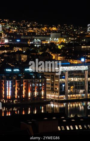 Paysages de la ville de Bergen de nuit, Norvège. Toutes saisons. Banque D'Images