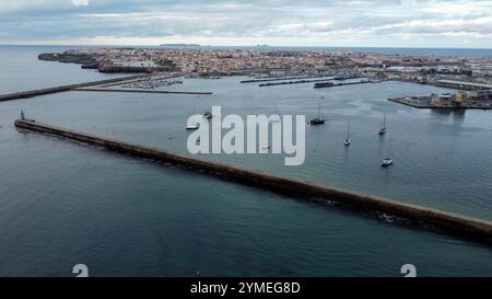 Photo aérienne de Peniche et du port de Peniche Banque D'Images